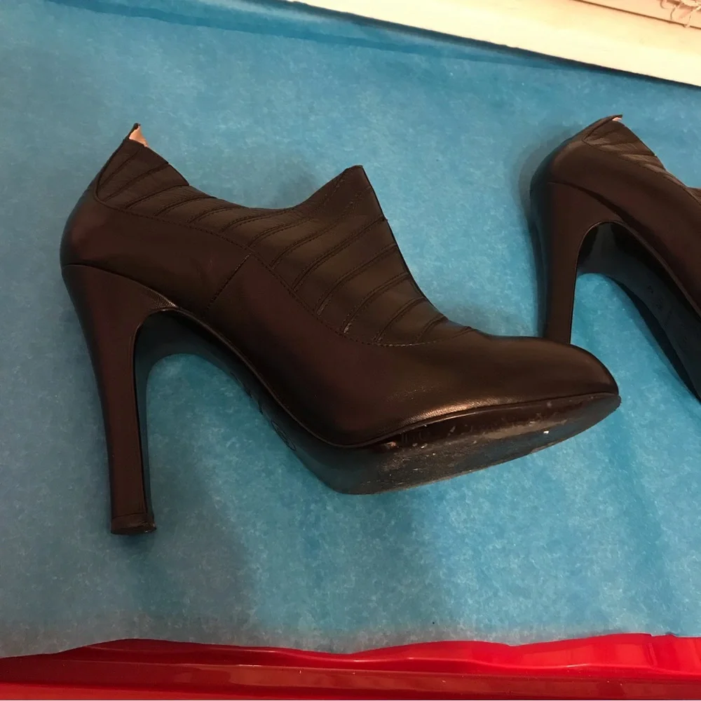 Chanel 2006 Paris New York quilted black ankle heels 37.5 - Picture 7 of 12